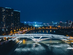 “莫比乌斯桥”的遐想：横贯东西 连接未来