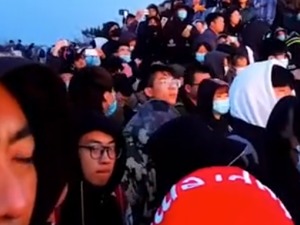 人从众！这是五一假期首日，来泰山看日出的游客