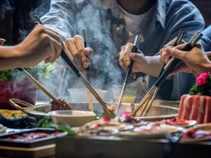教训惨痛！一次聚餐连累89人感染，这两个地方接连宣布暂停火锅、烧烤等堂食