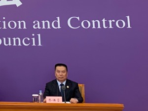 援鄂医疗队中的急救转运队：他们是急救员，也是担架员、心理辅导员……