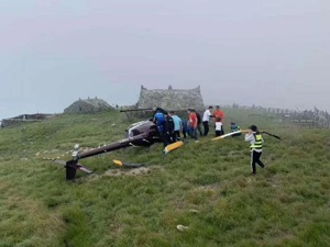 江西武功山景区一观光直升机极低空侧翻 无人员伤亡