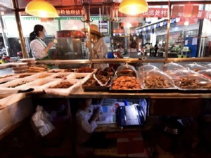 集贸市场中的“后浪”：7岁女孩案板下学习一个月！网友：案板上是生活，案板下是希望