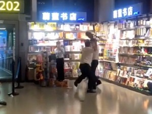 惊了！山东航空员工抡板凳和旅客互殴！知情人士却说另有隐情
