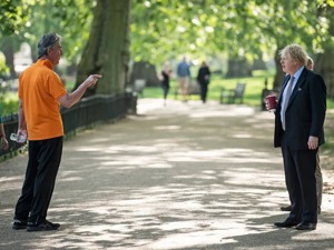 死亡人数仅次于美国！英国抗疫新口号删除“留在家中” ，民调显示英国人认为政府疫情应对只比美国好