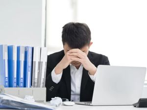 签名被伪造，男子欠下银行2200万，维权四年，准备结婚的女友也离开了