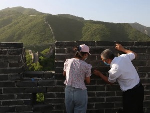 在长城上写下“很爱很爱你”的她，去擦洗长城了
