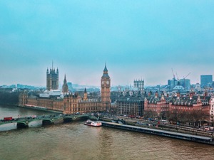 英国政府称儿童不会有很严重的新冠病，计划部分年级6月1日起返校，英国单日新增确诊病例3450例