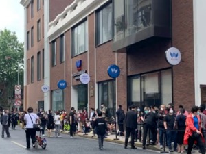 美国网红炸鸡上海开店，开业首日排队8小时才能买到，有人凌晨5点就开始等