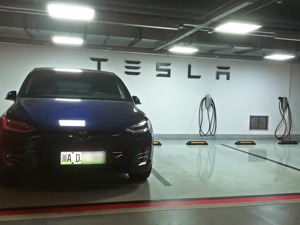 特斯拉今年将在中国新增4000个超充桩，距离“一车一桩”还有多远？