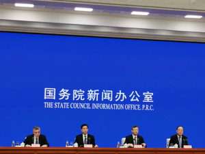 商务部部长钟山：中国信保已为11万家企业提供帮助 4月出口企业内销额增长17%