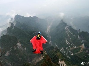 翼装飞行失联女生身亡，搜救结果通报：发现时已无生命体征，降落伞未打开