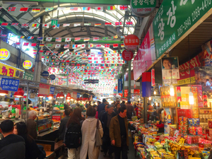韩国“夜店集体感染”事件发酵：老师隐瞒夜店行程去上课，致21人确诊，一对中国夫妇也被感染……