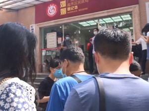 520民政局果然爆满！有人半夜12点就来排队，有登记中心领证名额5分钟被抢光