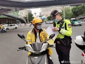 头盔太疯狂：有的价格涨10倍，连瑕疵品都卖断货！公安部出手了…