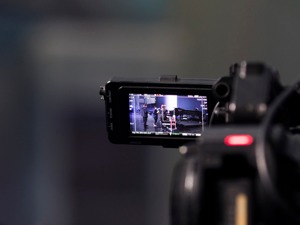 央视首次“5G+8K”实时报道全国两会，广电题材股今日涨嗨了！资本淘金超高清产业，仍担忧内容升级