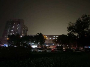 北京今日白昼如夜，暴雨倾盆！高能预警：晚间还有雷雨、冰雹、七级大风