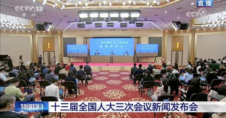 每经记者直击首场全国人大网上发布会现场