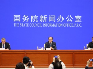 跟春节前的一稿相比，政府工作报告变化究竟有多大？听起草组负责人详细揭秘……