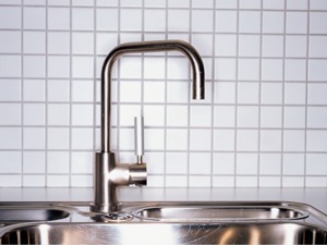 政协委员批“水池注水”数学题：这多浪费水呀
