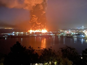 突发！现场火光冲天，浓烟滚滚，美国旧金山码头仓库发生大火，已发布四级火警预告