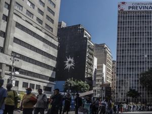 美国死亡病例近10万！纽约时报头版列千名死者信息，特朗普却在打高尔夫