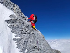 突发！2020珠峰高程测量登山队成功登上珠峰顶峰，同“登珠峰”的，还有北斗和5G！为什么不坐直升机？权威解释来了