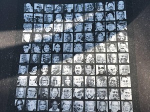 美国死亡病例突破10万！美媒用报纸头版悼念，死者照片布满版面