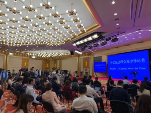 两会日记｜两小时回答11个问题 总理记者会释放中国发展“强音”