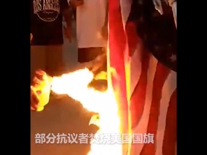 可怕！美国骚乱升级，示威者焚烧美国国旗，暴力冲击警局，警察被逼上楼顶鸣枪示警