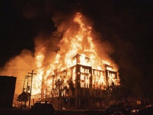 骚乱持续升级，抗议者呼喊“没有正义”并焚烧美国国旗！美国明州进入紧急状态，国民警卫队将出动