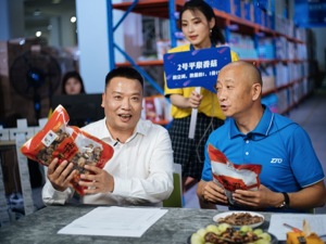 快递业首次！中通快递董事长赖梅松直播带货 “仓播”会成新业态吗？
