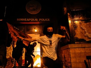 美国明州骚乱升级！抗议者火烧警局，500多名士兵出动，特朗普警告：当抢劫开始时，射击就开始了