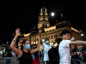 美国骚乱愈演愈烈！一示威男子遭枪击身亡，CNN总部被砸，五角大楼派军警部队前往明州