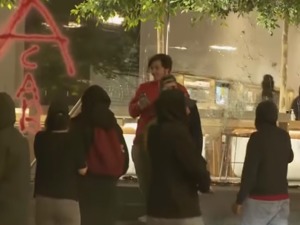 美国多地骚乱升级，示威者打砸放火，苹果店LV商店遭洗劫…