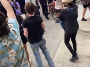 美国暴乱局势日益紧张：明州州长高喊不要出门，警察骑马踩踏示威者，洛杉矶533人被逮捕……