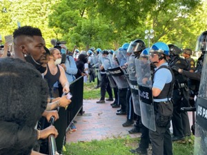 冲突升级！华盛顿国民警卫队出动，保护白宫！全美17个城市近1400人已被警方逮捕