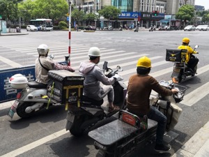 高温津贴、“一盔一带”、机动车检验标志电子化……6月一大波新规开始实施：事关你的健康、出行和钱包