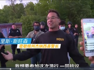 反差太大！有警察骑马踩踏民众，有警长脱头盔扔警棍带头加入抗议游行队伍