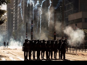 突发！“跪杀”黑人当事警察出庭日期推迟至6月8日，全美4000人被逮捕！加拿大反歧视非洲裔冲突升级，巴西、新西兰也爆发抗议