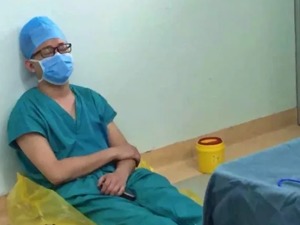 痛心！突发心脏骤停，42岁战“疫”英雄于铁夫离世，曾因一张睡倒在手术室照片走红网络