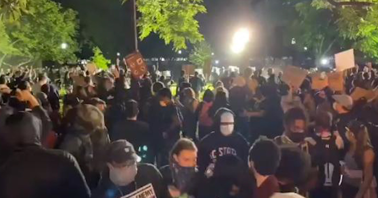 视频丨华盛顿特区宵禁夜：白宫罕见熄灯，多处燃起火光