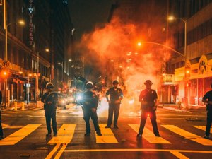 骚乱升级，特朗普要“迅速解决问题”！动用《叛乱法案》意味啥？前车之鉴：海军陆战队、步兵师齐上阵，如同一场小型战争……