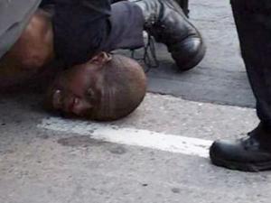 罪名升级！美国“膝压致死案”警察面临二级谋杀起诉，并加诉另三名警员