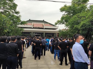 大亚圣象董事长陈晓龙追悼会举行 现场数百人送了他最后一程