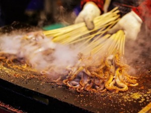 摆摊概念股火爆继续！五菱汽车又飙涨60%，但这个城市有夜市突然暂停，为啥？