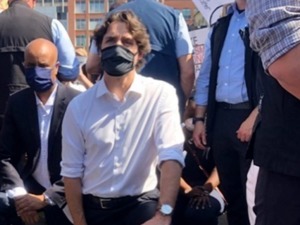 罕见！加拿大总理当众跪地8分46秒，但网友并不领情：快去对抗特朗普