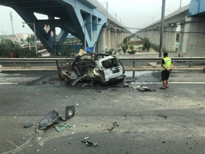  惊险！京开高速两车相撞，爆炸前五分钟人被救出，事故原因官方通报来了