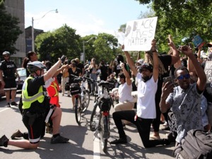 加拿大多伦多首位非裔警察局长宣布辞职，曾单膝跪地支持“反歧视”游行