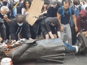 又一起！深夜，美国哥伦布雕像被示威者推进池塘，丘吉尔、甘地等名人雕像均遭破坏……