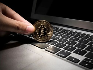 赚到160万还想赚1600万，银行员工骗取客户贷款炒比特币巨亏还被判刑